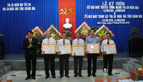 Kỷ niệm 65 năm ngày truyền thống ngành Tòa án nhân dân Việt Nam và 35 năm xây dựng, phát triển của ngành Tòa án nhân dân Khánh Hòa