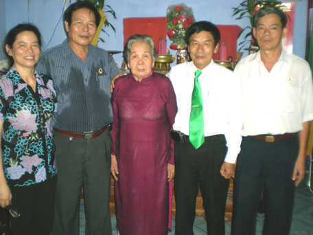 Tổ chức thăm, khám bệnh và tặng quà cho các bà mẹ Việt Nam Anh hùng, Anh hùng Lực lượng vũ trang