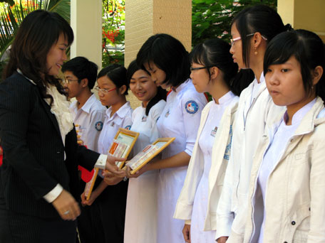 Trao 45 suất học bổng “Sacombank - ươm mầm cho những ước mơ”