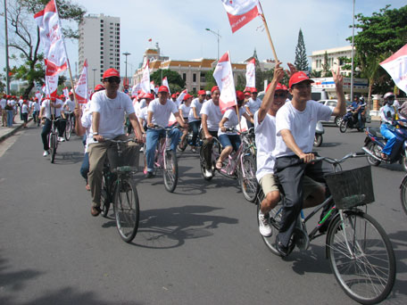 Hơn 500 nhân viên Prudential diễu hành “Vì môi trường sạch và xanh”