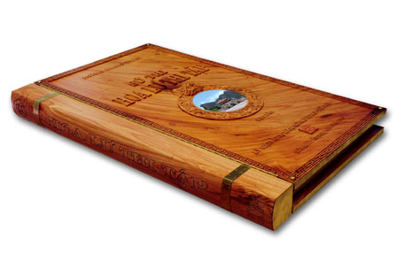 Nghệ sĩ Trần Quốc Ẩn lại “chơi” thư pháp