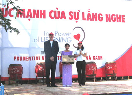 Tặng quà và giao lưu với trẻ em khuyết tật