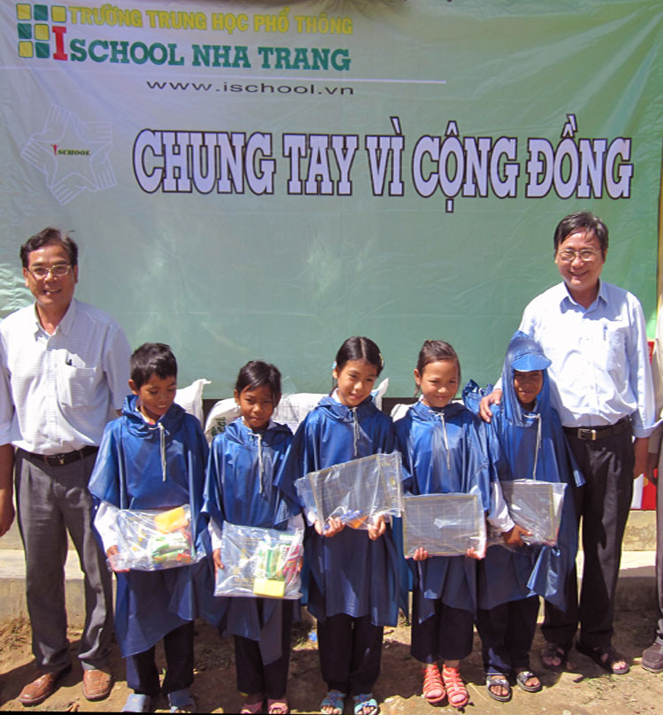 Tặng quà cho 425 học sinh ở huyện Khánh Sơn