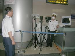 Kiểm tra thân nhiệt người nhập cảnh đi qua vùng dịch