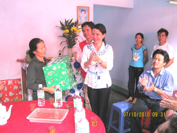 Prudential Vietnam grants house to poor family in Khanh Vinh District