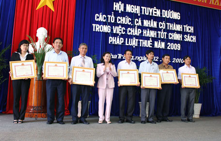 Tuyên dương gần 140 doanh nghiệp, cá nhân hoàn thành tốt nghĩa vụ nộp thuế