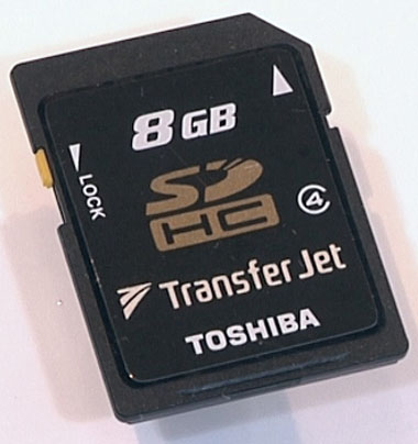 Thẻ nhớ SDHC 8 GB của Toshiba có tích hợp chip TransferJet bên trong.