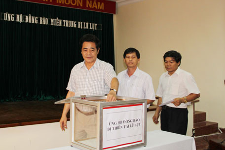 Khánh Hòa ủng hộ các tỉnh miền Trung bị lũ lụt 1 tỷ đồng