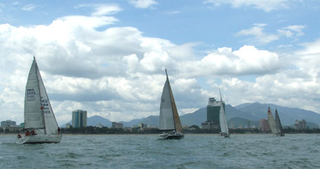 Có 9 thuyền đua tham gia