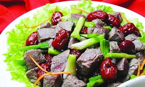 Món ăn: Bò lúc lắc táo đỏ