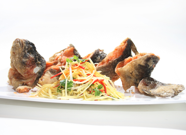 Món ăn: Cá diêu hồng chiên và gỏi xoài