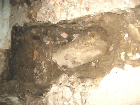 Đào móng nhà, phát hiện 1 quả bom tạ