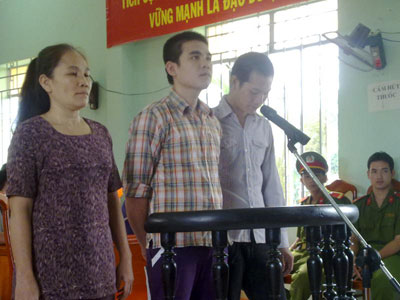 2 mẹ con cùng đi tù vì ma túy