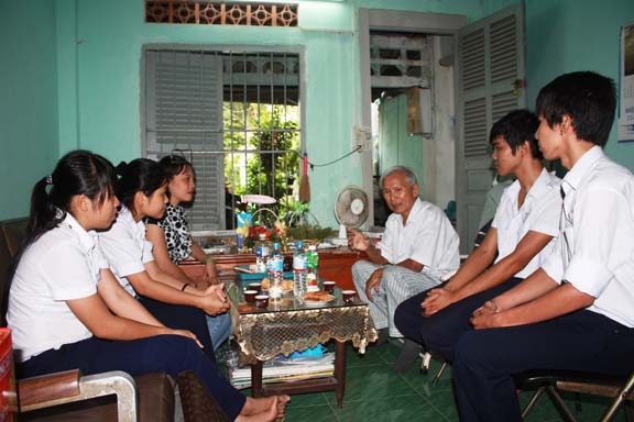 Tổ chức cho học sinh thăm và nói chuyện với các cựu chiến binh 23-10