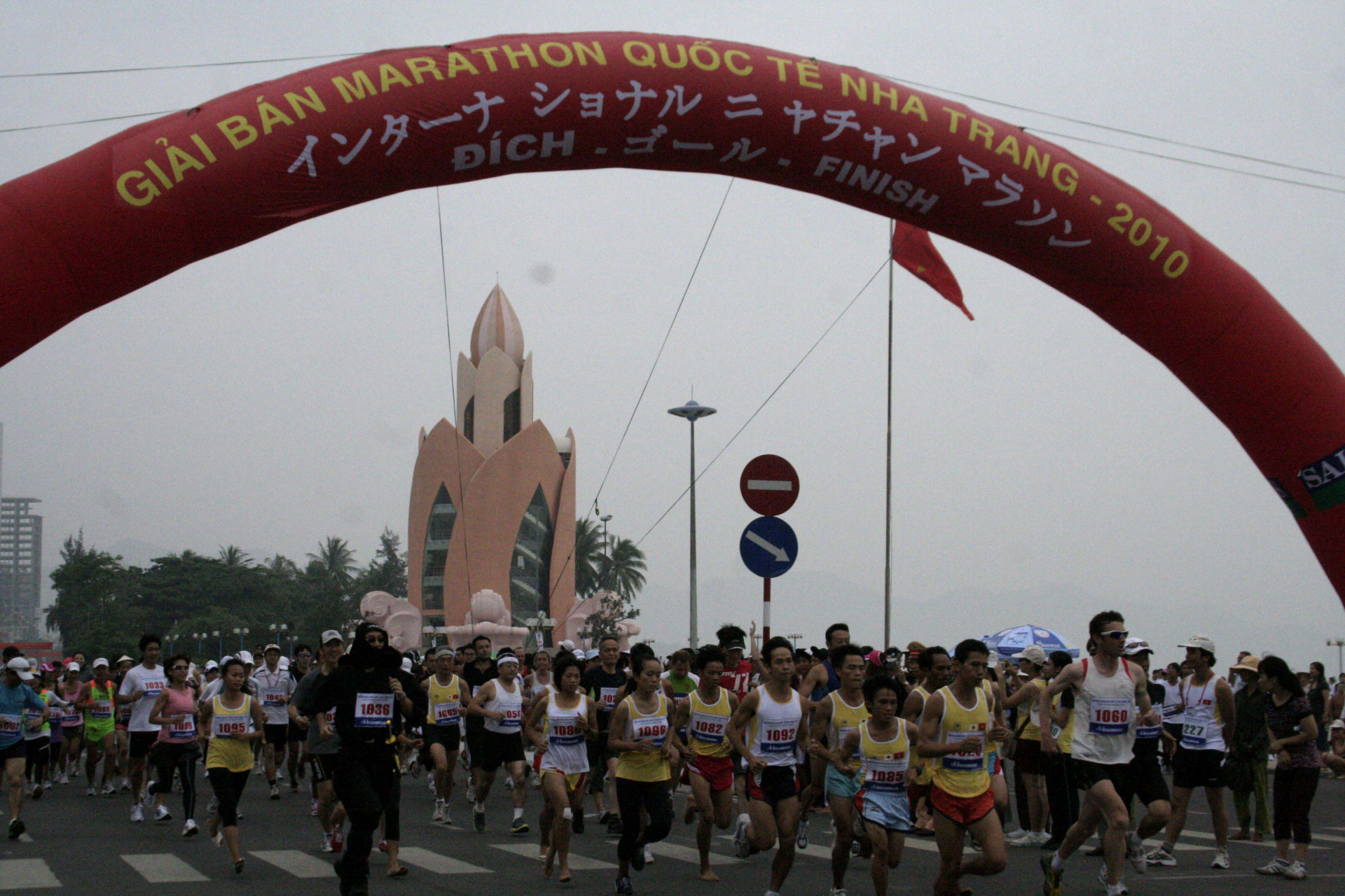 Các vận động viên trong và ngoài nước tham gia giải Bán Marathon quốc tế Nha Trang năm 2010 với tinh thần đoàn kết, hữu nghị, giao lưu văn hóa.