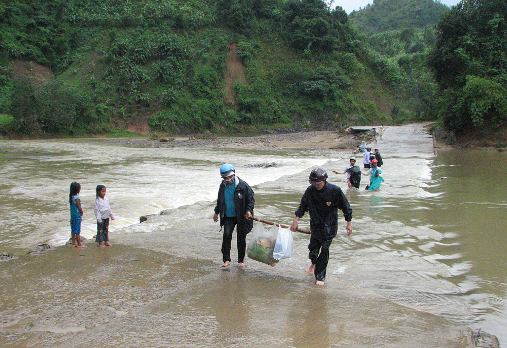 Huyện miền núi Khánh Sơn rất dễ xảy ra lũ quét trong mùa mưa bão.