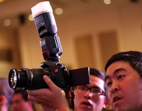 Màn hình xoay đa hướng và tính năng quay phim HD là hai nâng cấp
            đáng chú ý nhất ở 60D. Ảnh: Quốc Huy.