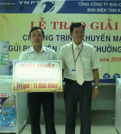 Ông Lê Việt Cường - Giám đốc Bưu điện tỉnh trao giải nhất của chương trình cho khách hàng trúng thưởng.