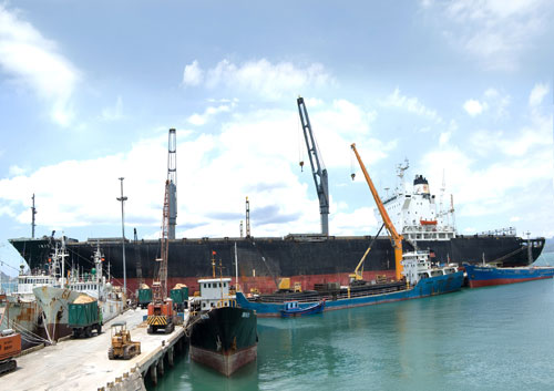 Cảng, bến hành khách thủy nội địa phải có cầu cho hành khách lên xuống an toàn, thuận tiện