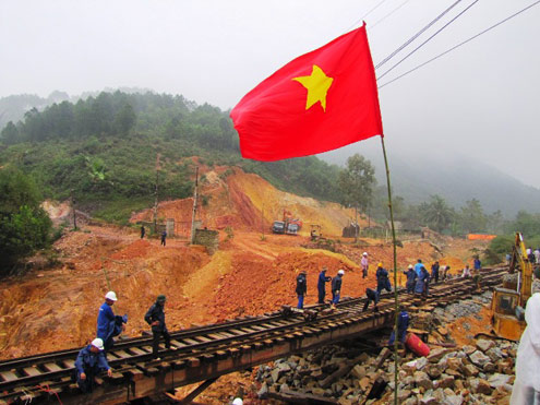 Đoạn đường sắt sạt lở nghiêm trọng nhất dài hơn một km thuộc xã Đức Lạng, huyện Đức Thọ, Hà Tĩnh.