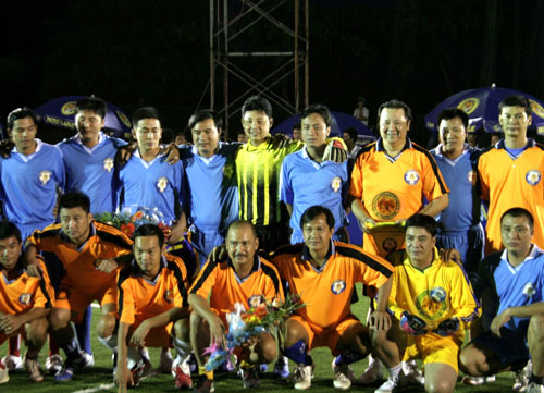 Khi nghệ sĩ hài đá bóng…