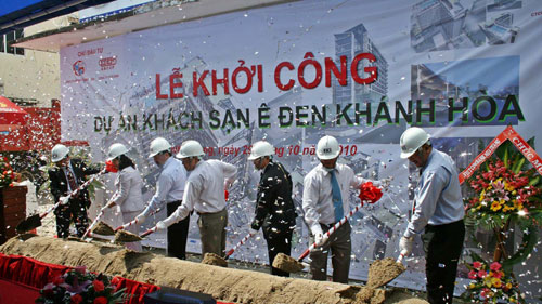 Nhà đầu tư và các đại biểu tiến hành nghi lễ động thổ xây dựng khách sạn Ê Đen Khánh Hòa.