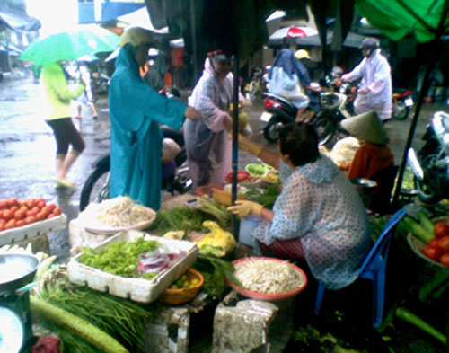 Mưa lớn, giá rau tăng gấp 2 - 3 lần