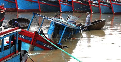 Tàu cá của ngư dân bị đánh chìm ở cửa sông cầu Xóm Bóng (Nha Trang). (Ảnh: X.T)