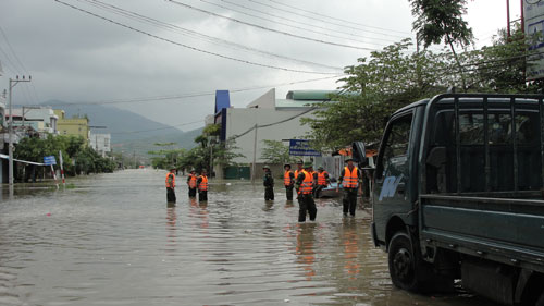 Đường Phong Châu (Nha Trang) bị ngập nặng.