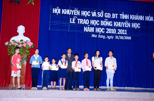 Trao 517 suất học bổng cho học sinh, sinh viên nghèo hiếu học