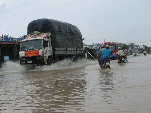 Tuy đã thông xe từ sáng 31-10, nhưng đến chiều cùng ngày nhiều đoạn đường trên Quốc 1A đoạn từ phường Cam Phúc Nam đến tổ dân phố Mỹ Ca, phường Cam Nghĩa, thị xã Cam Ranh vẫn còn nhiều đoạn ngập sâu từ 30-50 cm. (Ảnh: THÀNH LONG)