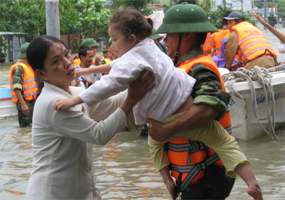 Tham gia ứng cứu 800 người ra khỏi vùng lũ