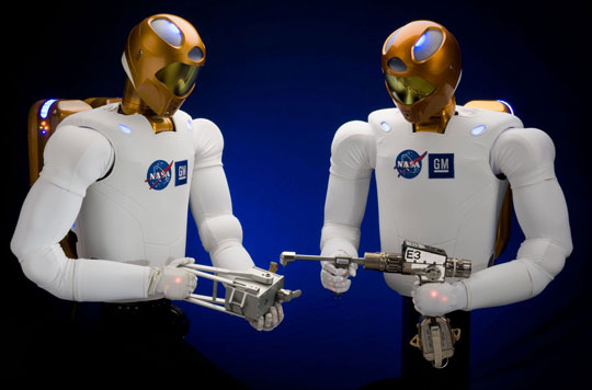 Hai người máy Robonaut 2 tại Trung tâm vũ trụ Johnson ở Houston, Mỹ. Ảnh: NASA