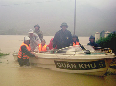 Gian nan cứu nguy vùng lũ