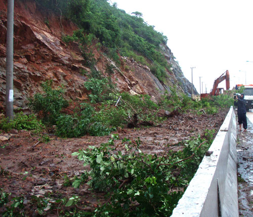 Nhiều đoạn trên Đại lộ Nguyễn Tất Thành (đoạn Nha Trang đi Sân bay Cam Ranh) vẫn đang bị sạt lở nặng do mưa lớn kéo dài.