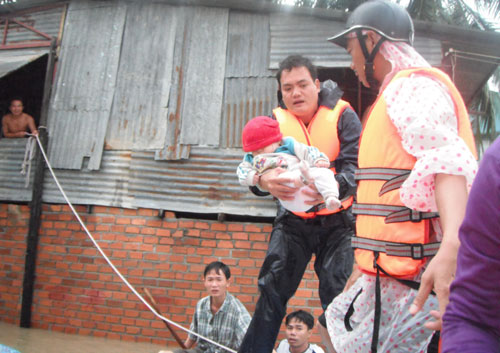 Tình người nơi “rốn” lũ