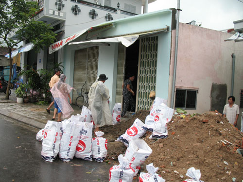 Người dân TP. Nha Trang chủ động đắp bao cát ngăn nước lũ.