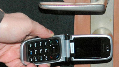 Dùng điện thoại di động gắn chip radio để mở cửa phòng.