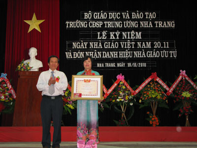 Đón nhận danh hiệu Nhà giáo Ưu tú