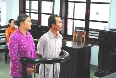 Hai vợ chồng tự chế trái nổ