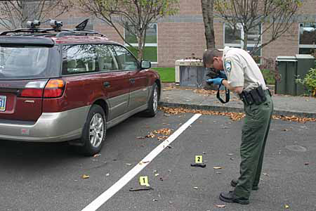 Cảnh sát chụp ảnh hiện trường một vụ án tại Mỹ. (Ảnh: weblo.com). 