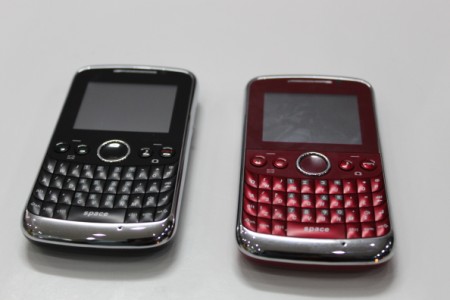 Máy có 2 màu đen và đỏ.