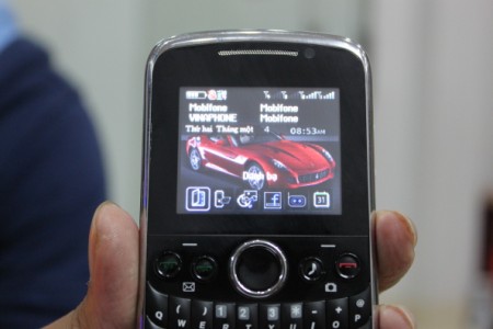 4 khe cắm sim ở mặt sau.