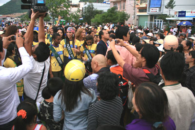 Người đẹp đến thăm làng chài