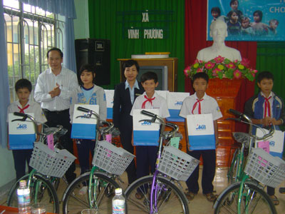 Hoạt động giúp đỡ người dân bị ảnh hưởng lũ lụt