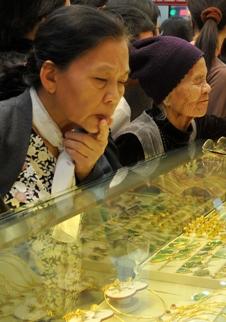 Vàng lao dốc, đôla tăng vọt lên 21.450 đồng