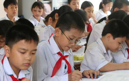 Được miễn học phí, cơ hội học tập của nhiều học sinh, sinh viên sẽ được đảm bảo tốt hơn (Ảnh minh họa).