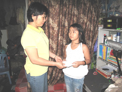 Em Trần Hoài Nhi được nhận tiền ủng hộ của bạn đọc