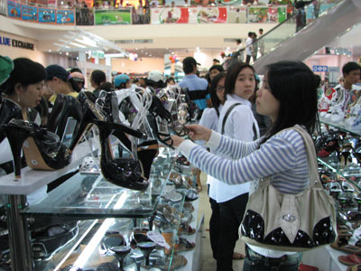 Cú hích cho hàng Việt