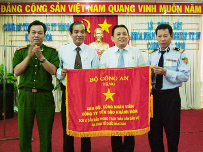 Nhận cờ “Đơn vị dẫn đầu phong trào toàn dân bảo vệ an ninh Tổ quốc” của Bộ Công an